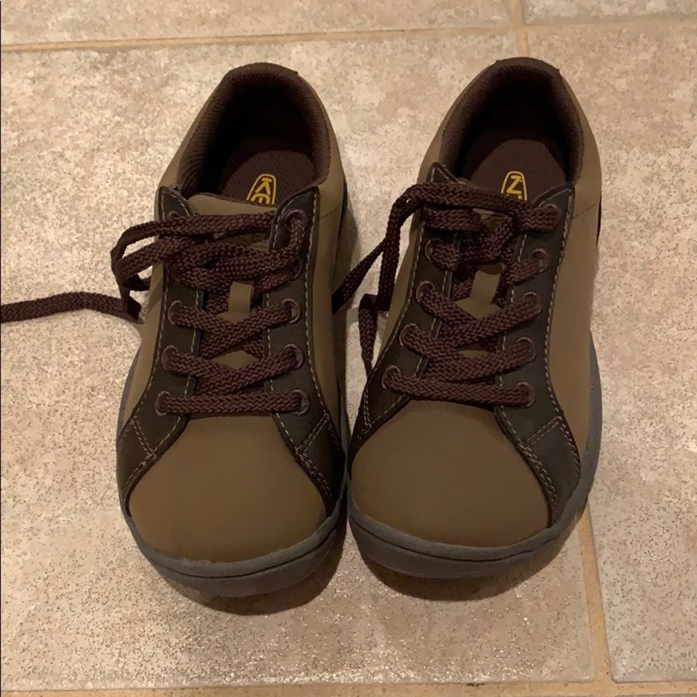Keen US size 1 boys brown shoes
